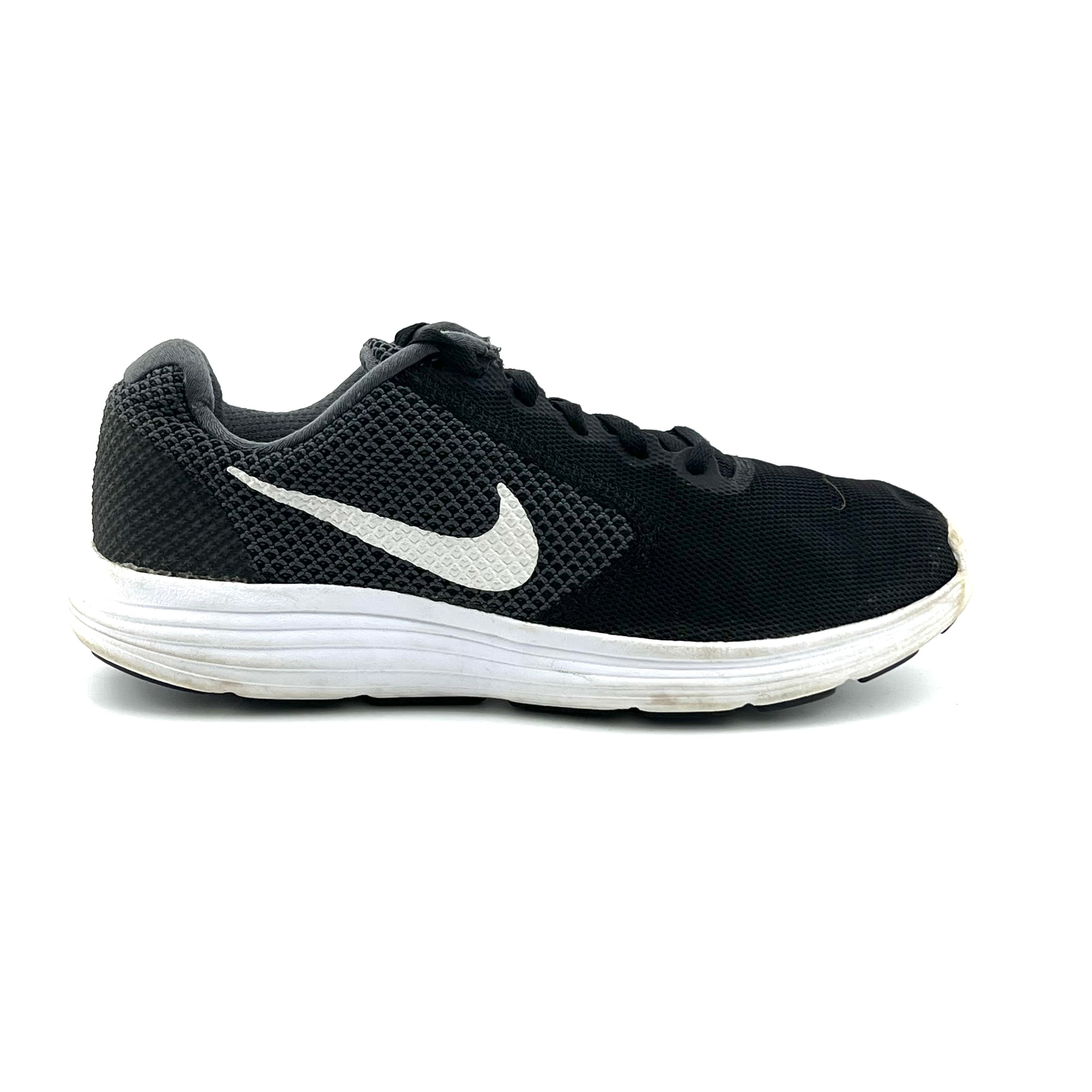 Nike Revolution 3