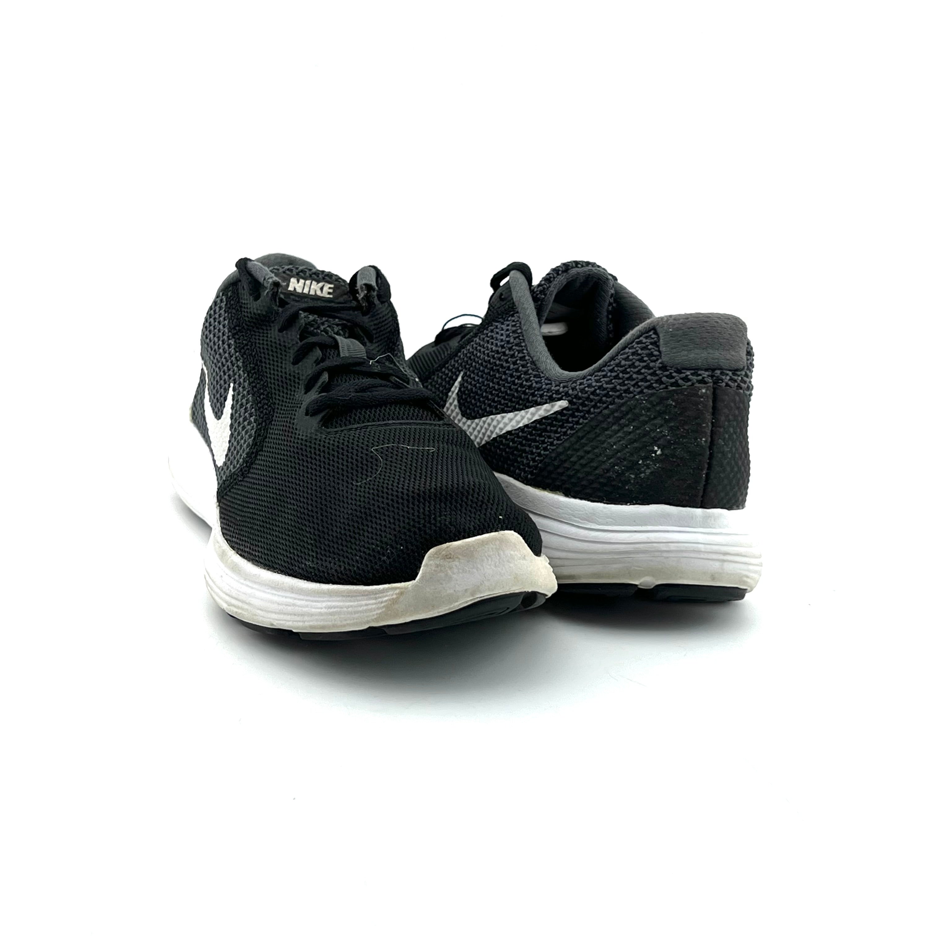 Nike Revolution 3