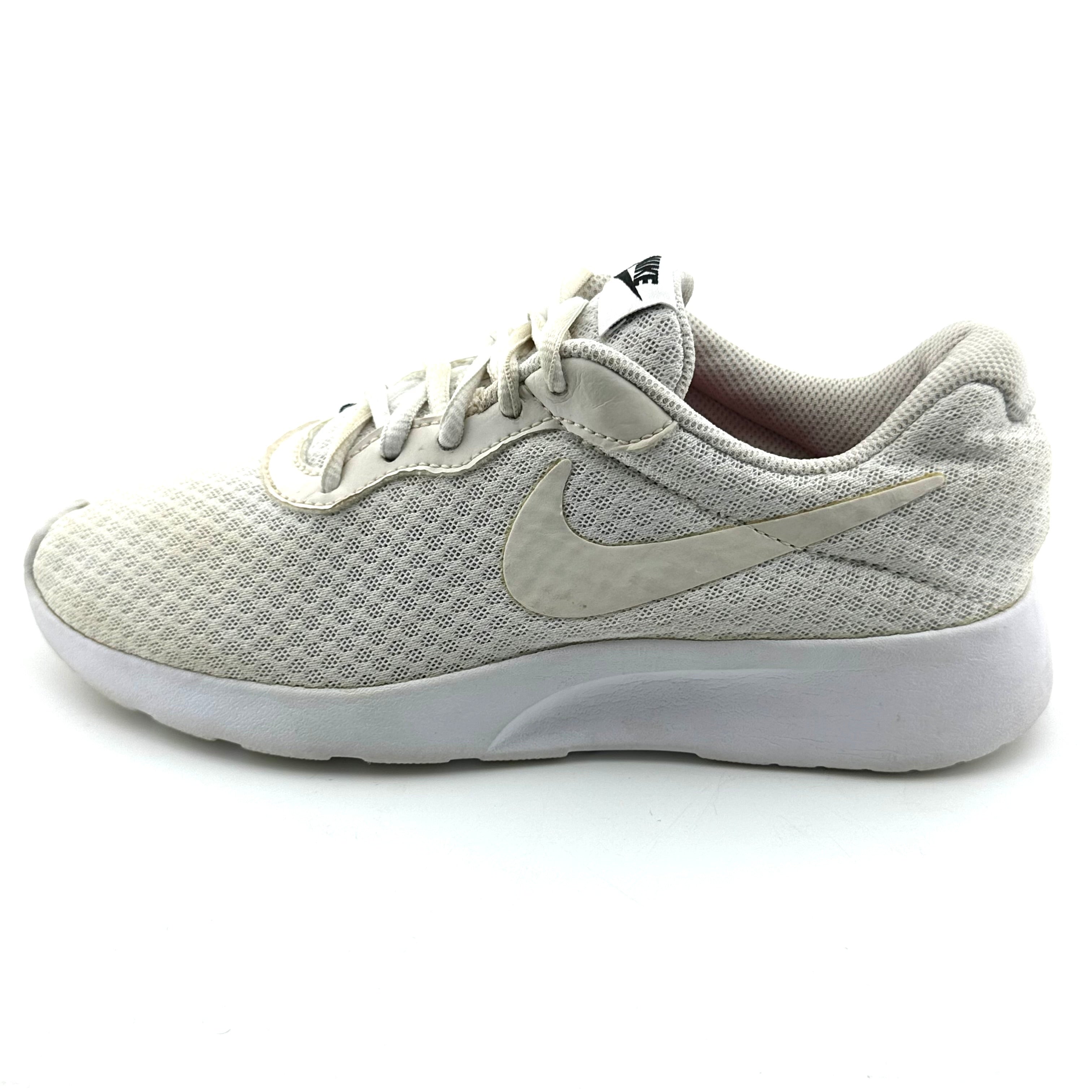 Nike Tanjun