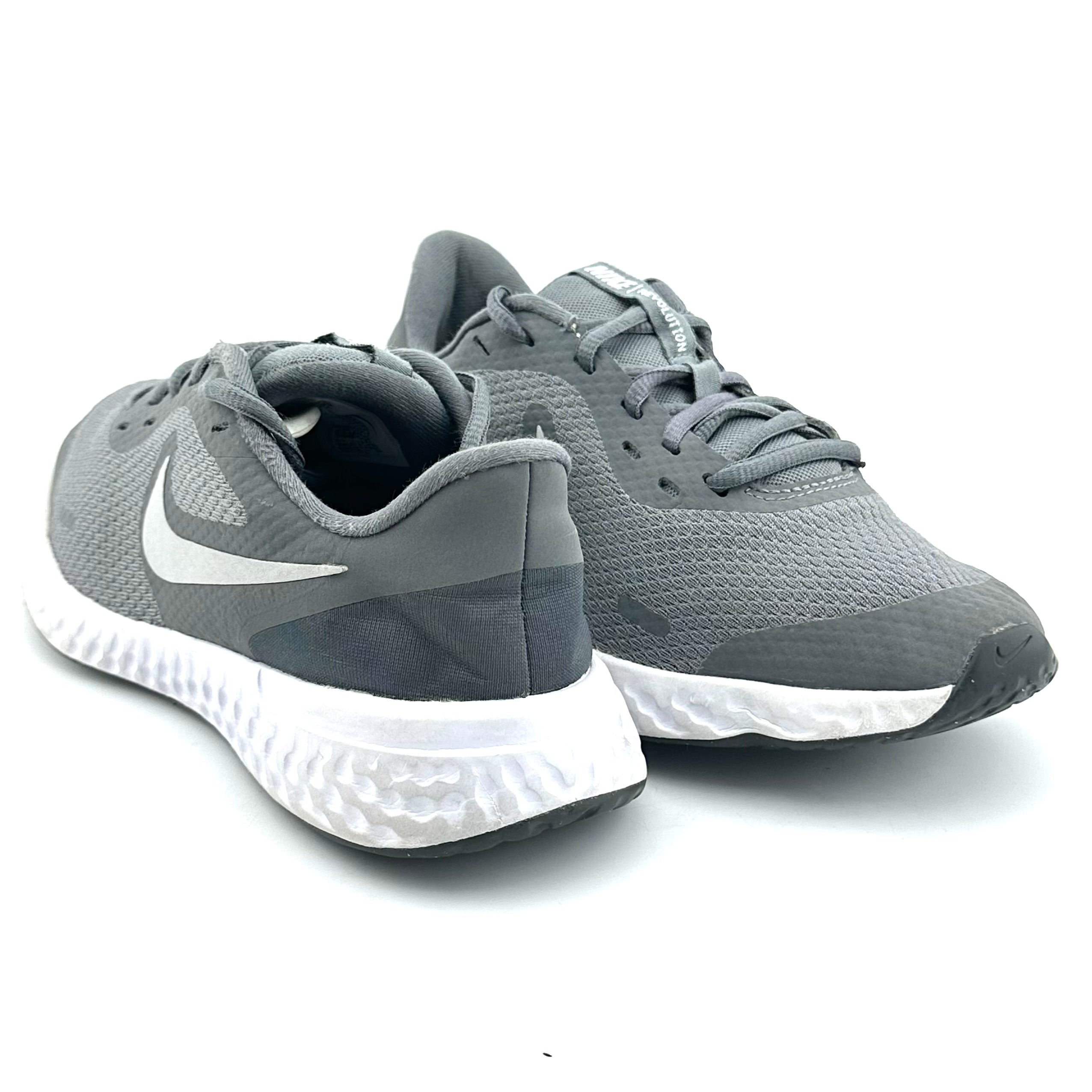 Nike Revolution 5