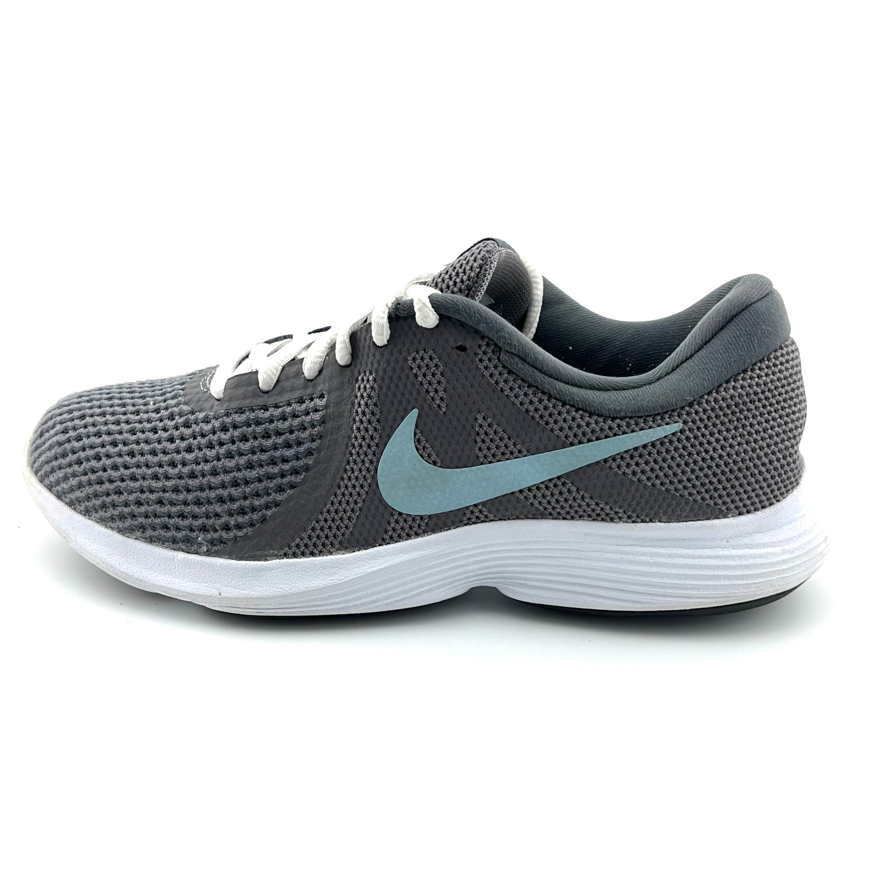 Nike Revolution 4