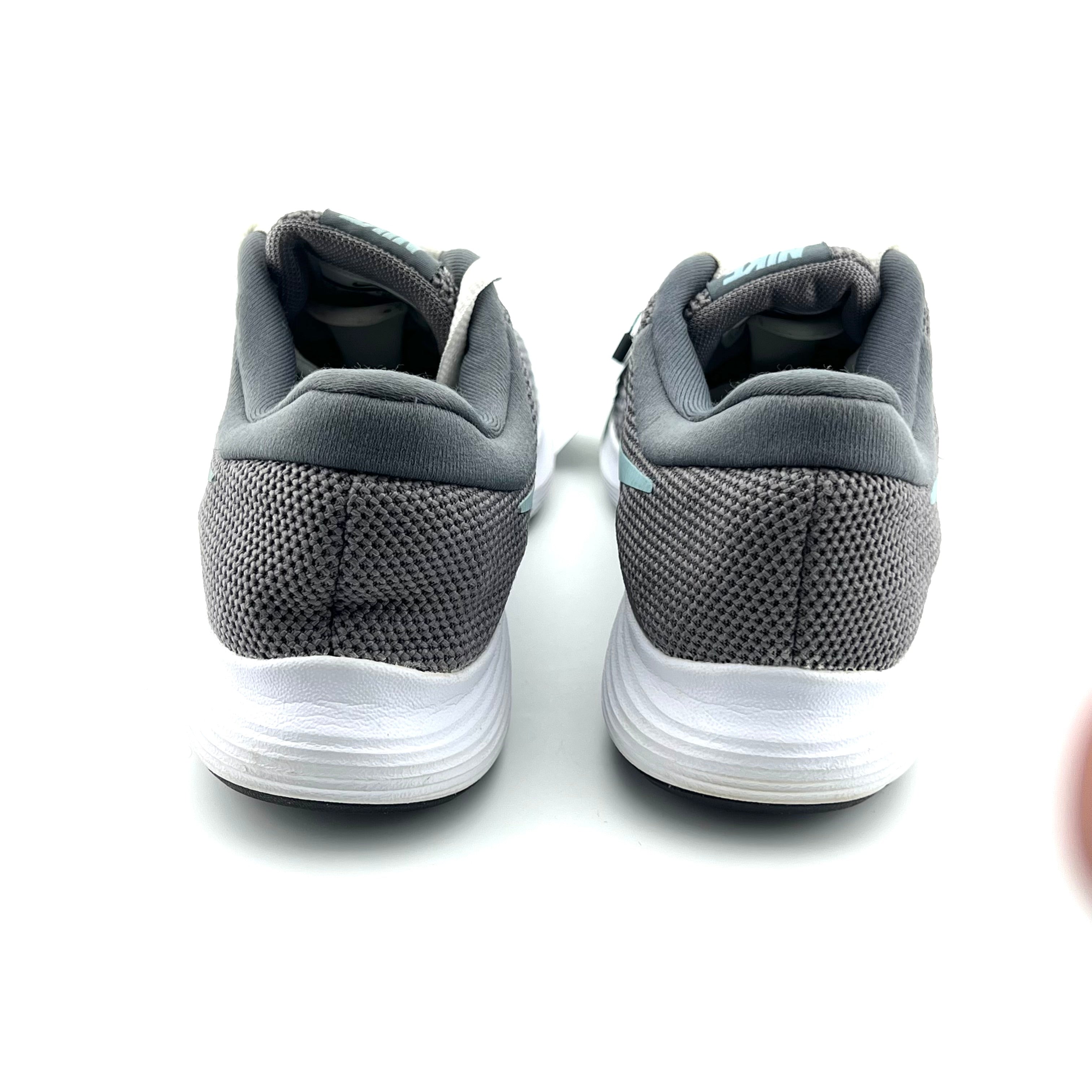 Nike Revolution 4